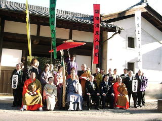 宿谷家前にて記念撮影