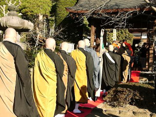 本堂へ進む方丈様御一行