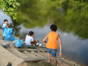 釣りをする子供たち